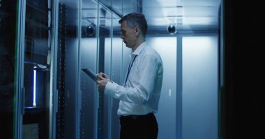 Bir veri merkezindeki tablet teknisyen çalışır