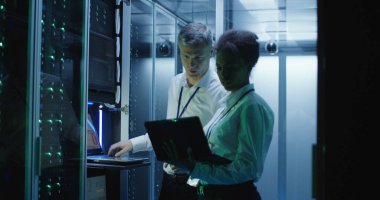 Veri merkezindeki coworking mühendisleri