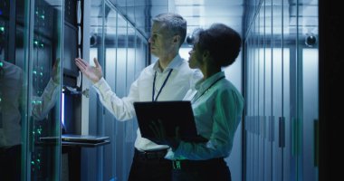 Veri merkezindeki coworking mühendisleri