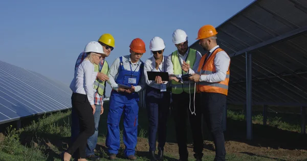 Ingegneri agricoli solari lancio Drone — Foto Stock