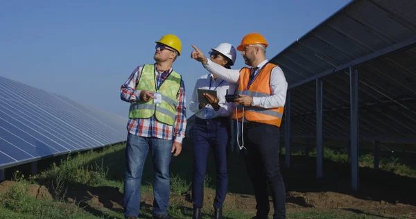 Des ingénieurs de ferme solaire lancent un drone — Photo