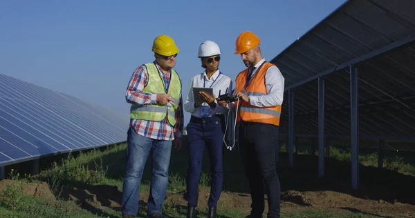 Des ingénieurs de ferme solaire lancent un drone — Photo