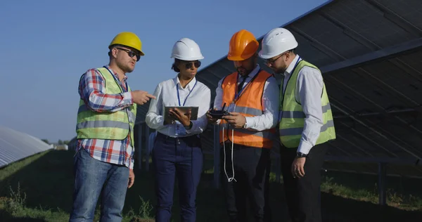 Zonne-boerderij ingenieurs lanceren Drone — Stockfoto