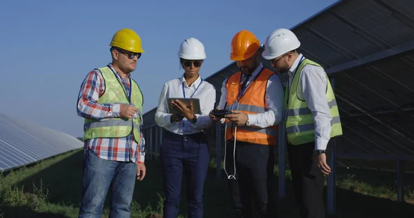 Ingegneri agricoli solari lancio Drone — Foto Stock