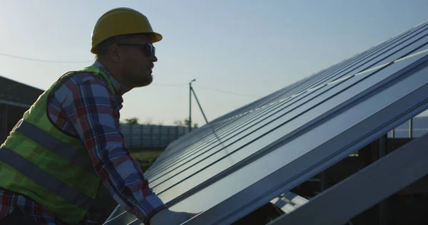 Dois trabalhadores instalam um painel solar — Fotografia de Stock