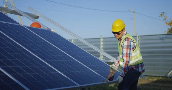 Due operai installano un pannello solare — Foto Stock