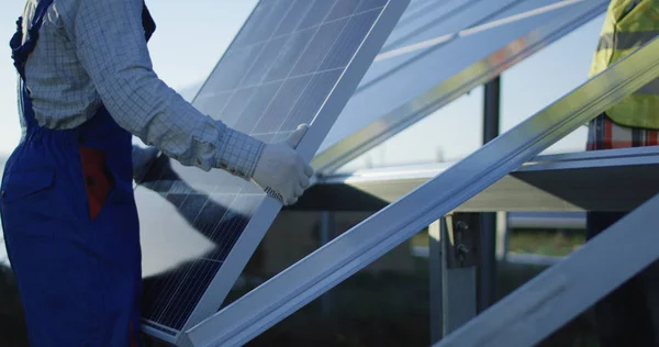 Homens instalando painel solar ao ar livre — Fotografia de Stock