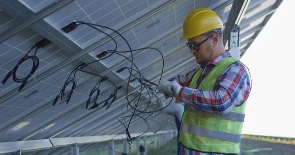 Munkavállalók összekötő vezetékek a napelemek — Stock Fotó