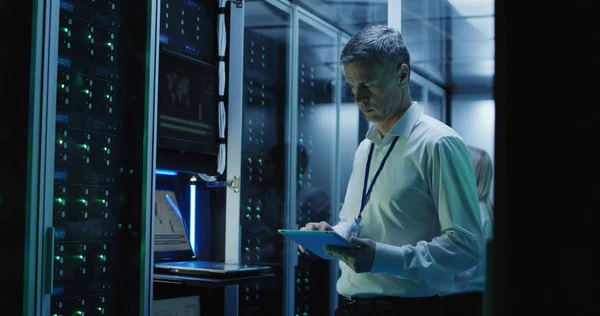 Bir veri merkezindeki tablet teknisyen çalışır