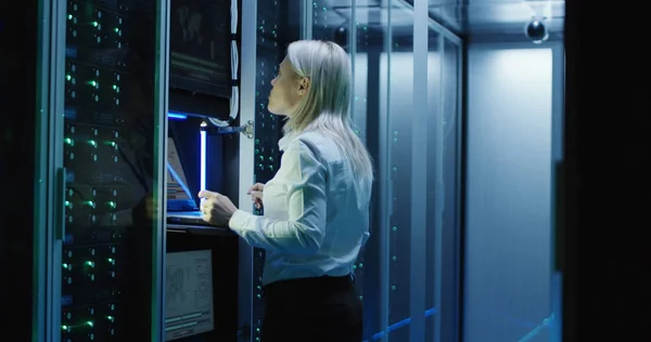 Kvinnliga tekniker fungerar på en surfplatta i ett datacenter — Stockfoto