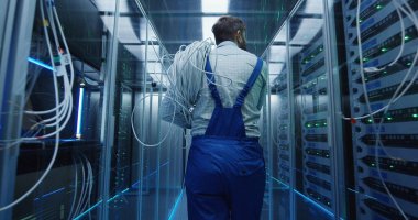 Bir veri merkezinde çalışan erkek teknisyen