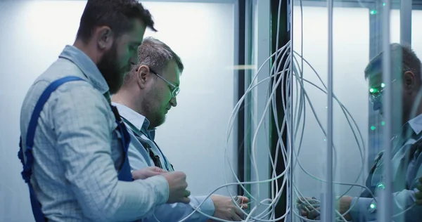 Two male technicians working in a data center — Stock Photo, Image