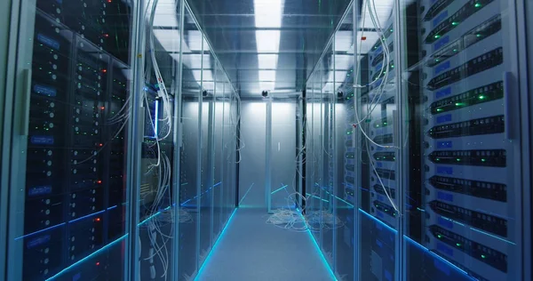 En tom korridor med kablar i ett datacenter — Stockfoto