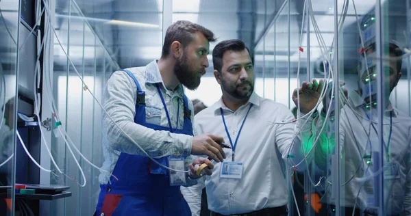 Gerente y técnico que trabaja en un centro de datos — Foto de Stock