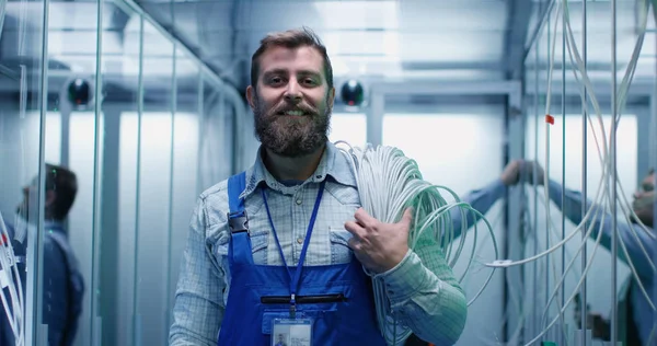 Дорослий бородатий інженер у серверній кімнаті — стокове фото