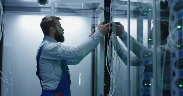 Male technician working in a data center — Stock Photo, Image