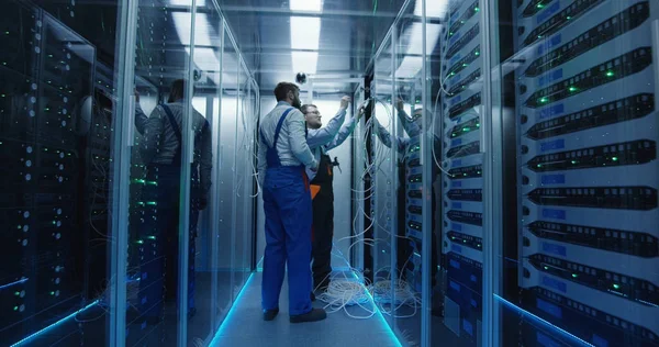 Två män som arbetar i ett datacenter — Stockfoto