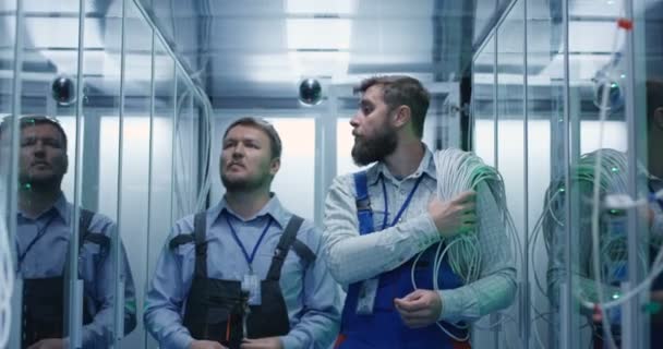 Zwei Techniker arbeiten in einem Rechenzentrum — Stockvideo