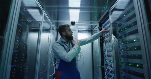 Técnico masculino trabalhando em um data center — Vídeo de Stock