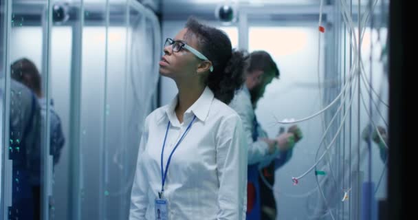 Female manager smiling in data center — Stock Video