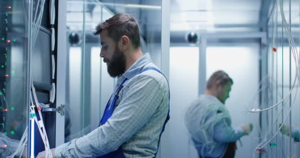 Zwei Techniker arbeiten in einem Rechenzentrum — Stockvideo