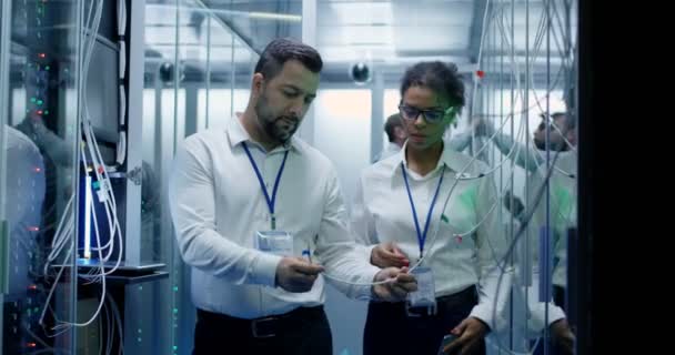 Gestionnaire effectuant une inspection 