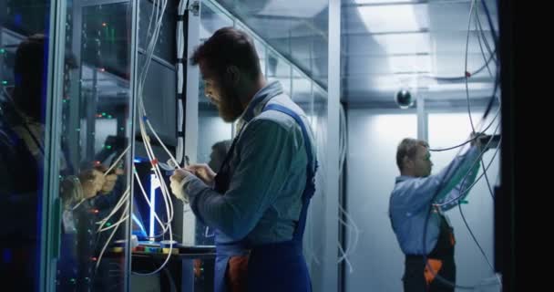 Deux hommes travaillant dans un centre de données 