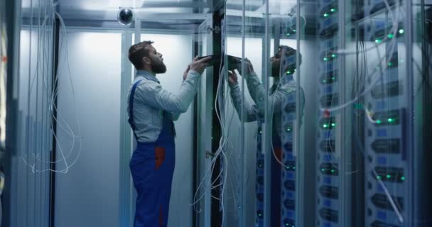 Técnico masculino trabalhando em um data center — Vídeo de Stock