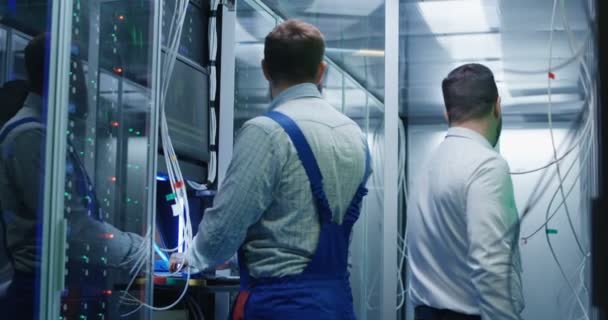 Manager et technicien travaillant dans un datacenter 