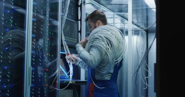 Techniciens masculins travaillant dans un centre de données — Video