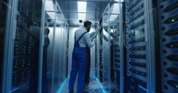 Due uomini che lavorano in un data center — Video Stock