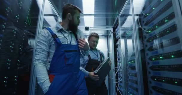 Två män utför underhåll i ett datacenter — Stockvideo