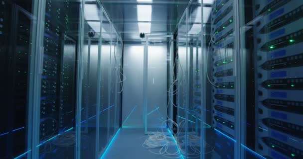 En tom korridor med kablar i ett datacenter — Stockvideo