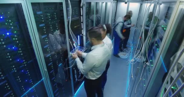 Timelapse tiro de pessoas que trabalham em um data center com — Vídeo de Stock