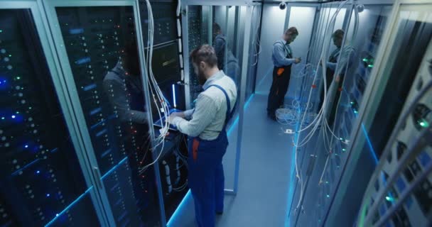 Vista superior, la gente trabaja en el centro de datos en la sala de servidores — Vídeo de stock