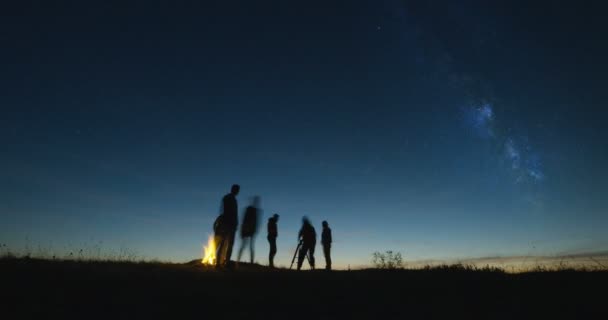 Adult friends stargazing together at night — Stock Video