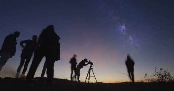 Adult friends stargazing together at night — Stock Video