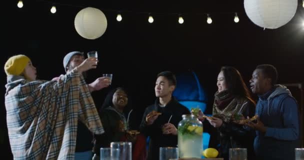 Amigos multi-étnicos em uma festa no telhado — Vídeo de Stock