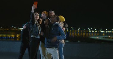 Selfies alarak çok etnik gruptan oluşan arkadaş grubu