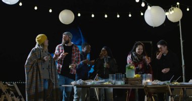 Yeme ve içme kentsel bir çatı katında konuşan arkadaşlar