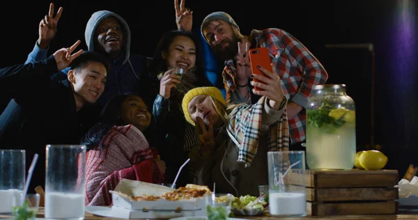 Groep vrienden nemen van een selfie op een feestje op het dak — Stockfoto