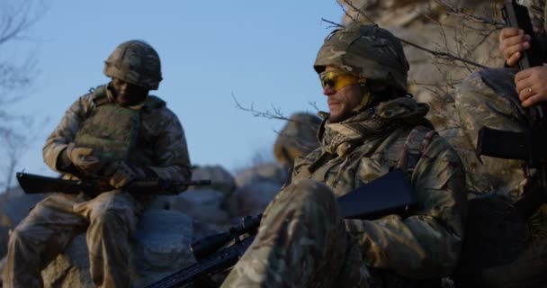 Soldados armados revisando su equipo — Vídeo de stock