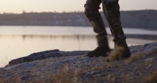 Soldaten gehen am See entlang — Stockvideo