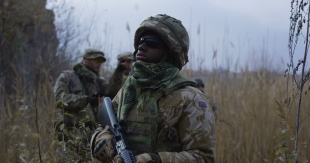 Американский солдат в солнцезащитных очках — стоковое видео