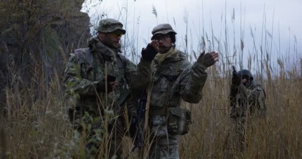 Middellange Schot Van Volledig Uitgerust Gewapende Soldaten Herziening Van Een — Stockvideo