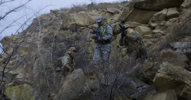 Soldat bietet Deckung bei Patrouille — Stockvideo