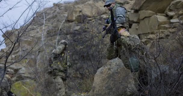 Soldat som ger skydd under patrull — Stockvideo