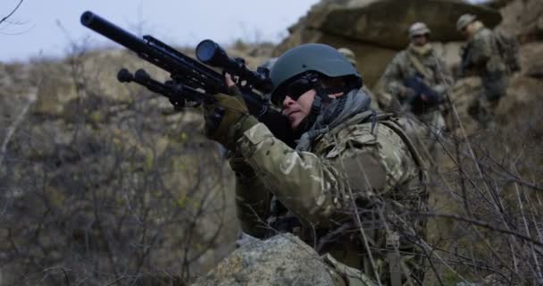 Soldier providing cover during patrol — Stock Video