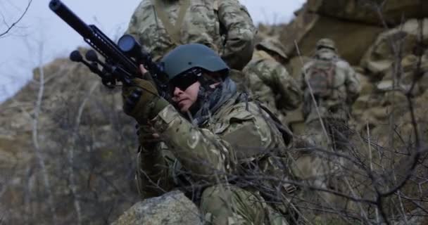 Voják, poskytující pojistnou ochranu během hlídky — Stock video