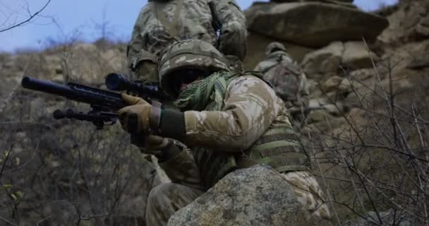 Στρατιώτης παρέχει κάλυψη κατά τη διάρκεια μιας αποστολής — Αρχείο Βίντεο